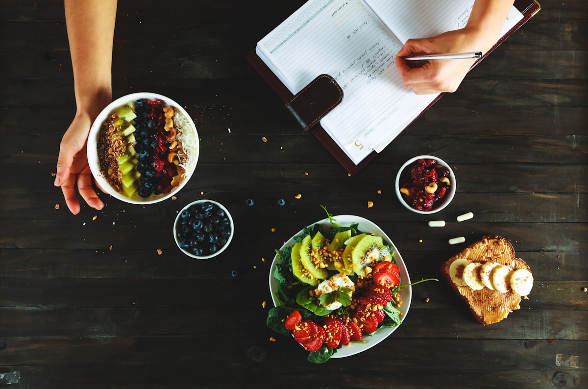 Nutricionista recomendando cambios en hábitos alimentarios